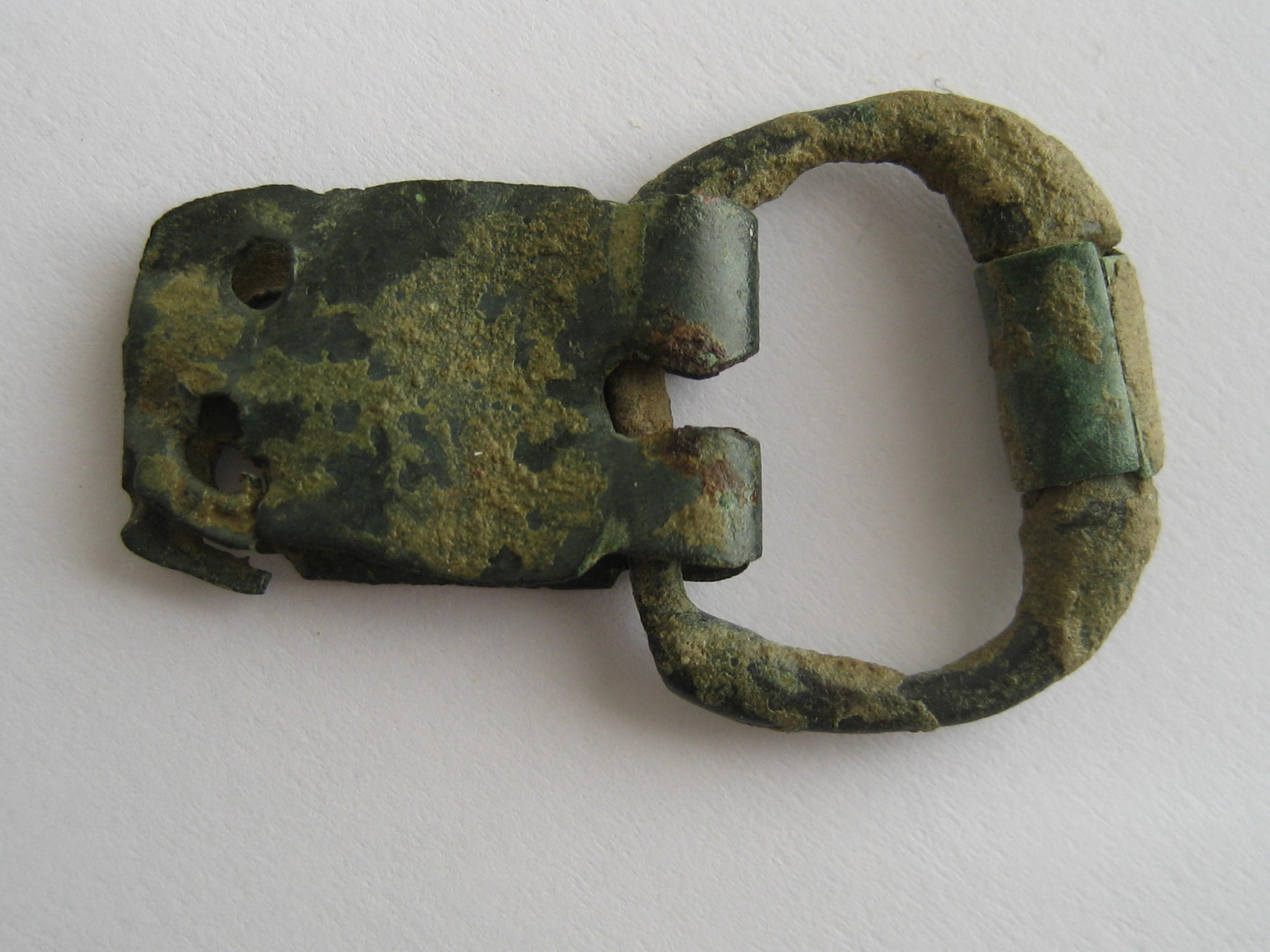 (30)Boucle a rouleau et chape dorée 13-14e.JPG