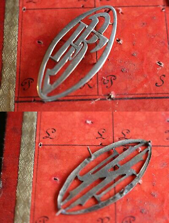 monogramme-metal-ancien-initiale-maroquinerie-bagage-F.jpg