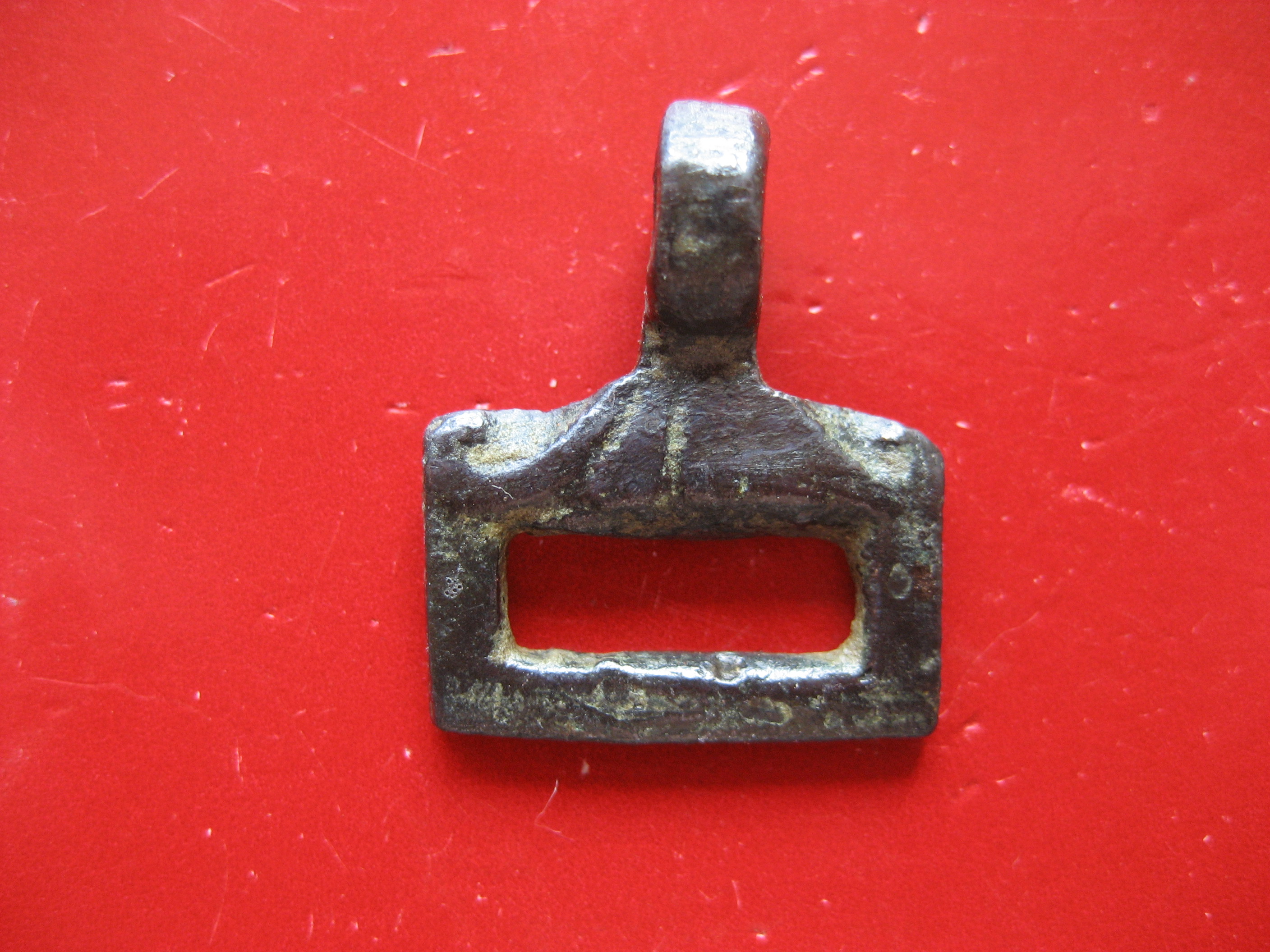 (6)Partie femelle d une agrafe de col ou de fraise 16-17e.JPG