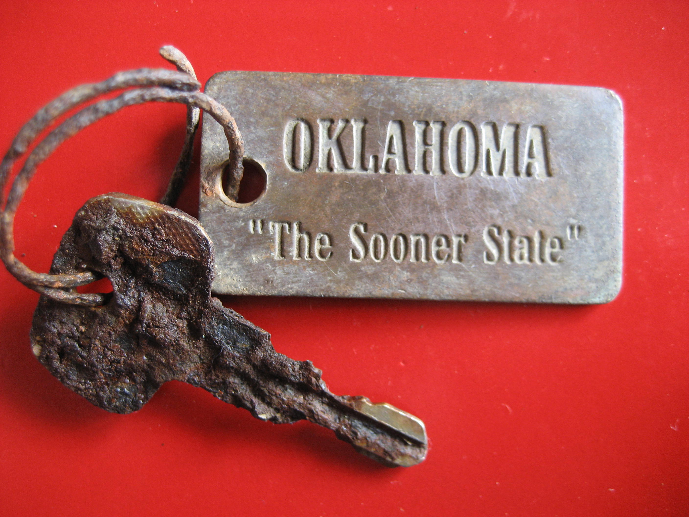 (12)Clef et plaque drapeau de L Oklahoma USA depuis 1941.JPG