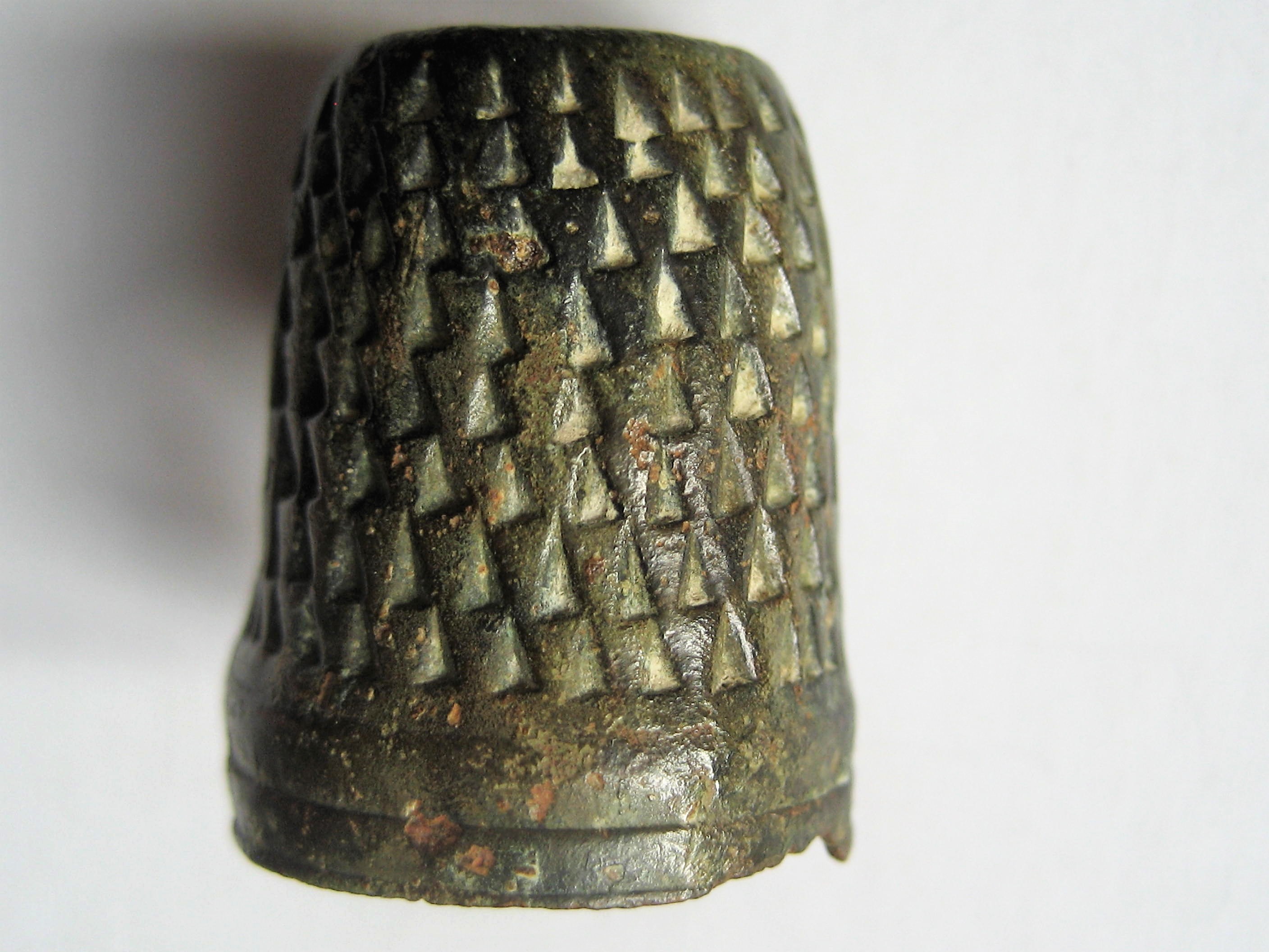 (96)Poinçons triangles en Bronze 16-17e(Aube).JPG