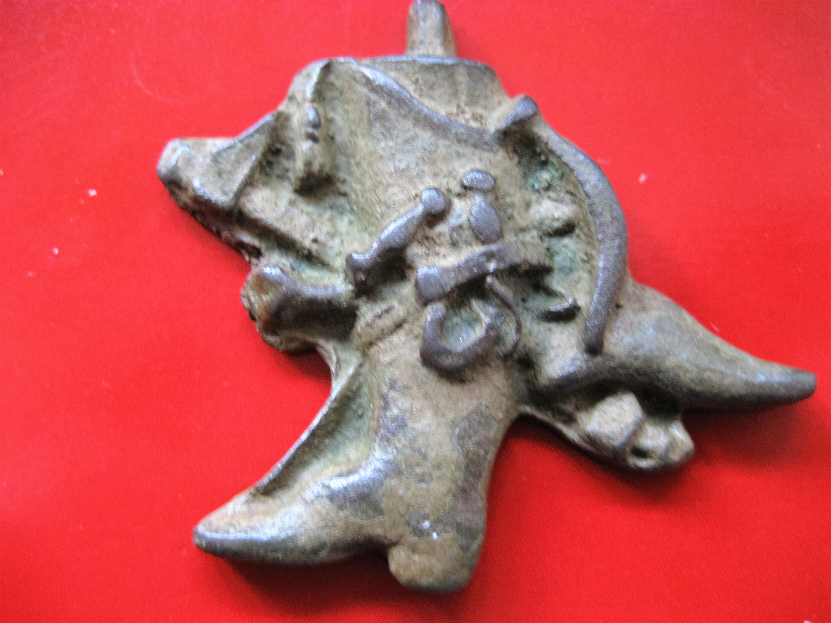 (1)plaque de crochet de tablier aux (armes) d'un bottier  et sellier peut-etre egalement (bronze)19-20e.jpg