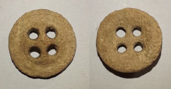 Bouton en plomb à quatre trous.jpg