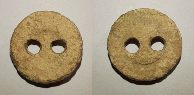 Bouton en plomb à deux trous.jpg