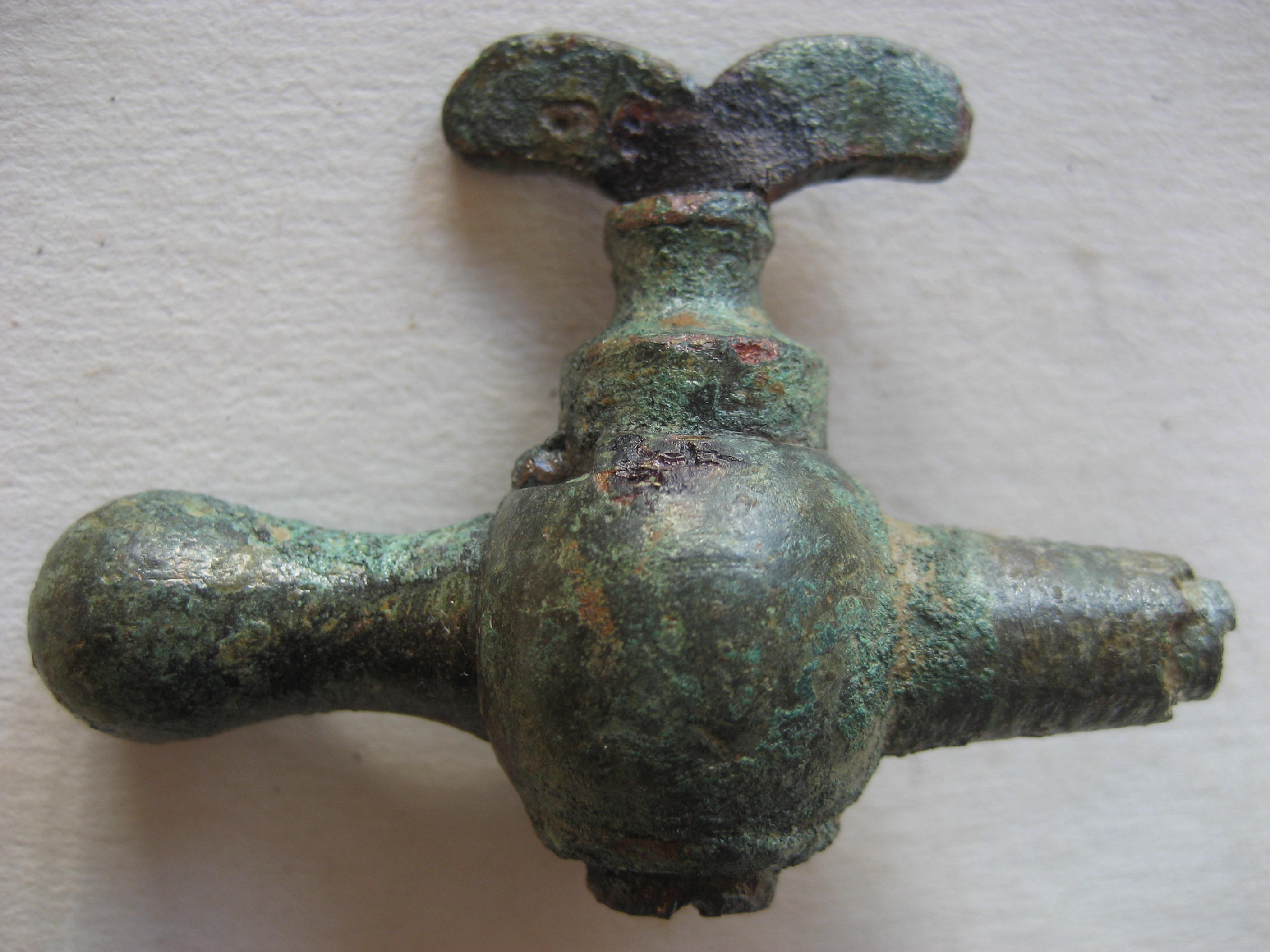 (4)Robinet d aquamanile signature de l artisan 17e.JPG