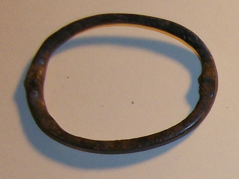 Poucle en bronze qui a perdu sa partie centrale.jpg