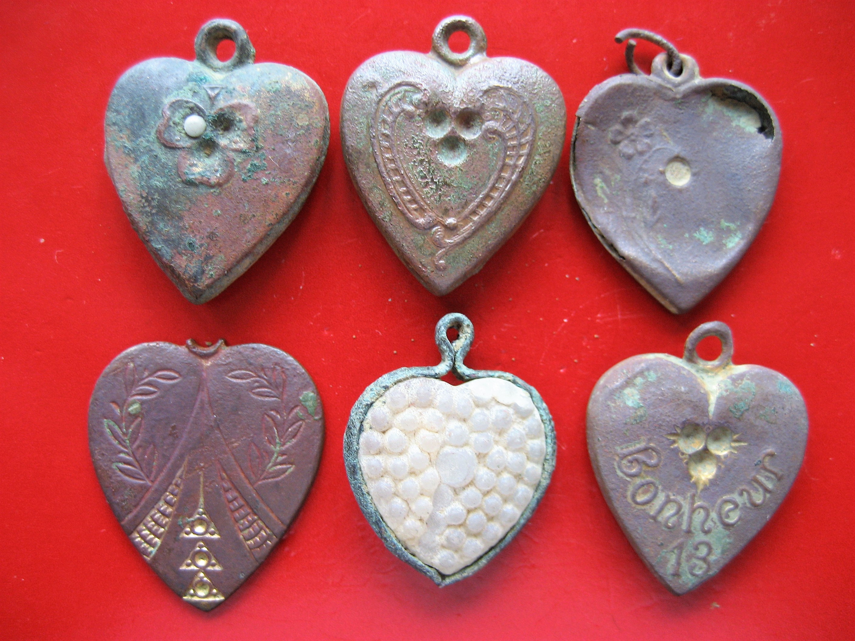(3)Pendentifs coeurs 19-20e.JPG