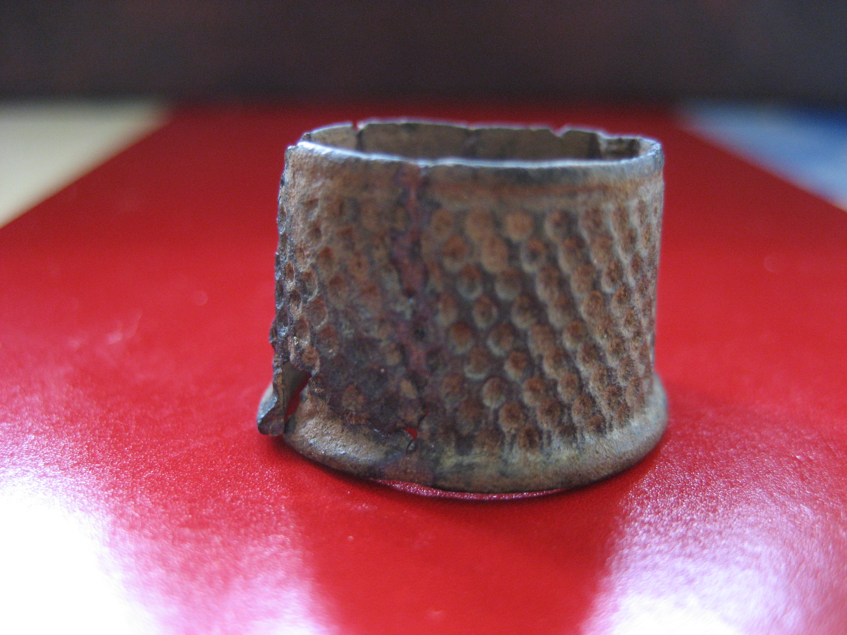 (5)dé à coudre (bague) cuivre ou laiton d'une trousse  de couture millitaire 19e-20e.jpg