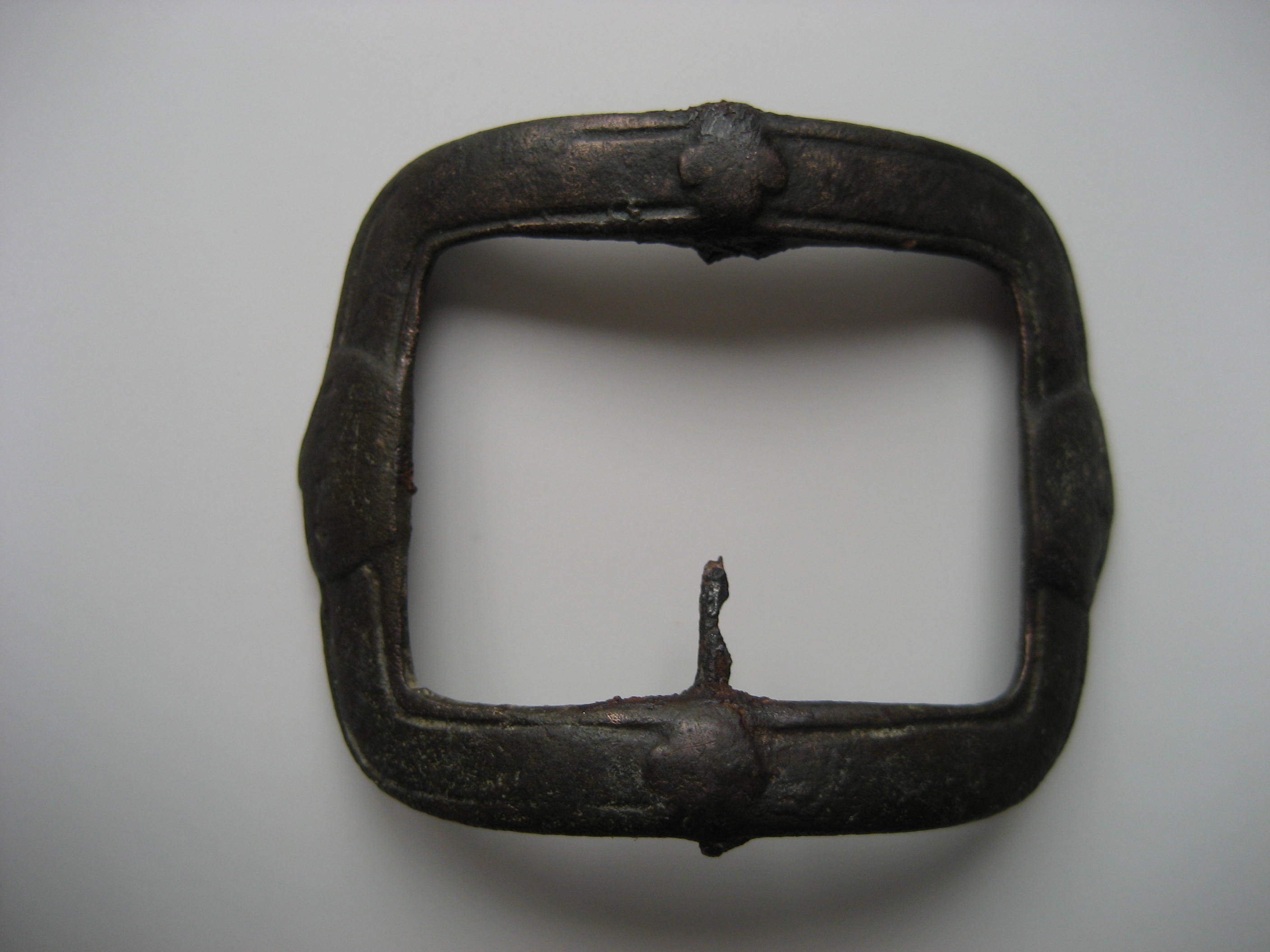 (6)Soulier avec couronne et lys 18e.JPG