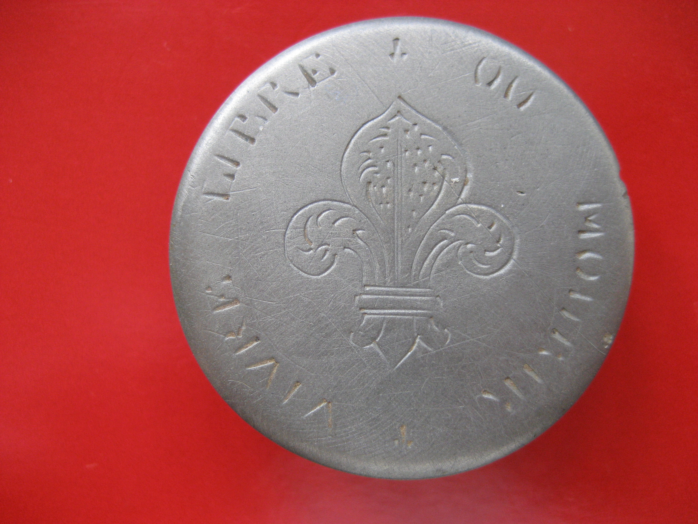 (25)bouton en bronze blanc 30mm gravé (vivre libre ou mourir) bouton (constitutionnel)1790 et 1792 fin 18e.jpg