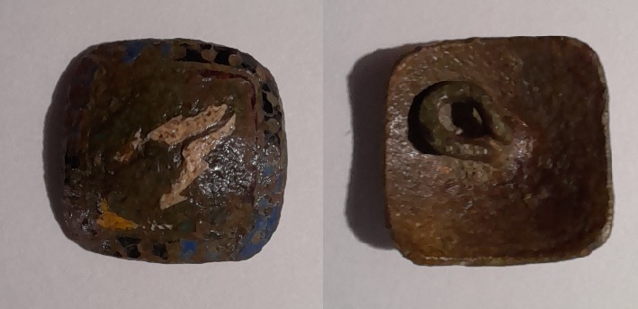 Bouton avec émaux bleu noir jaune et ivoire.jpg
