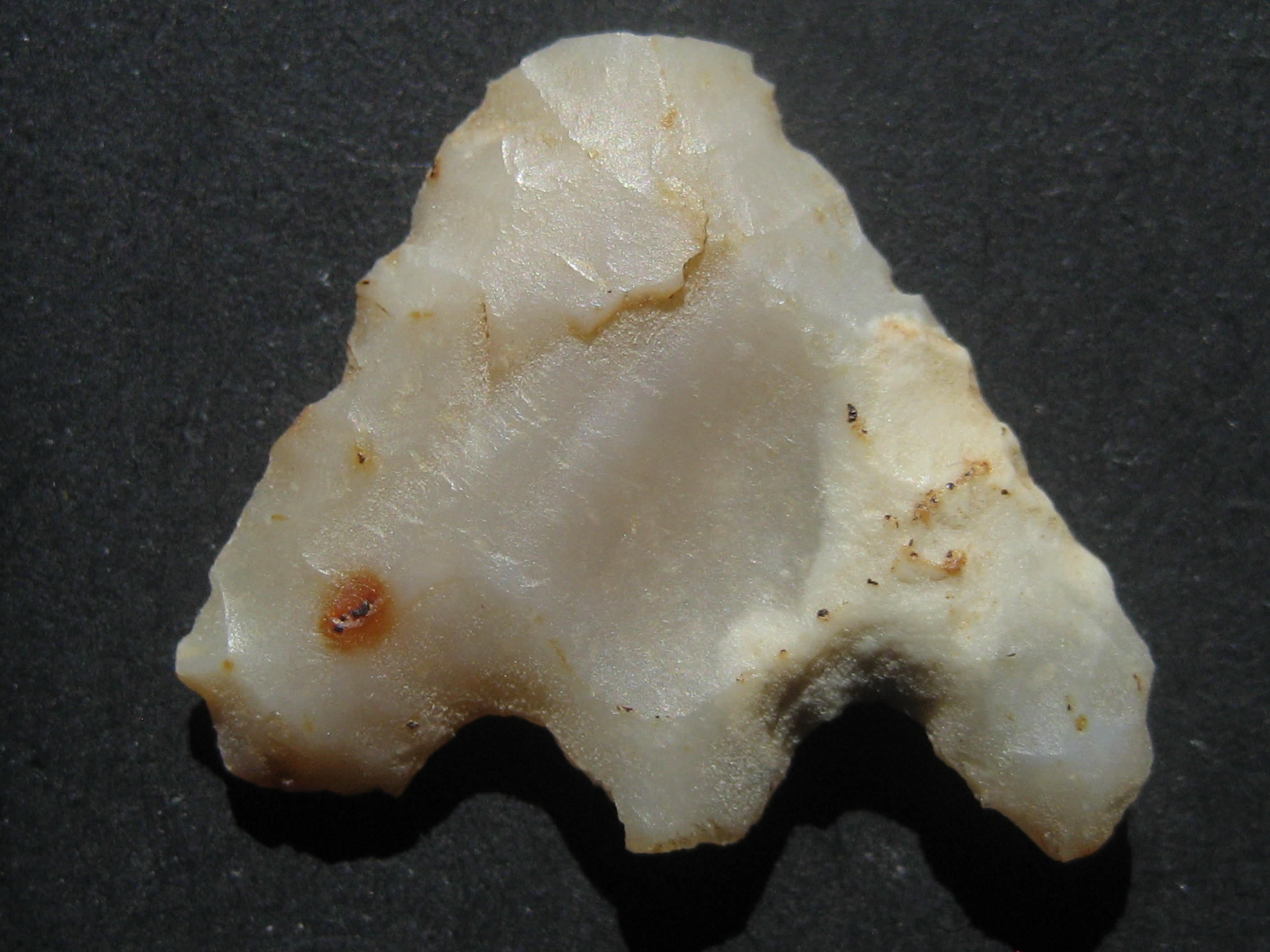 (2)Pointe de flèche a ailerons et pédoncule Néo 5300 a - 2000 ans 95 Val d Oise.JPG